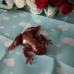 Figurine artisanale en résine - Grenouille élégante marron avec feuilles d'or
