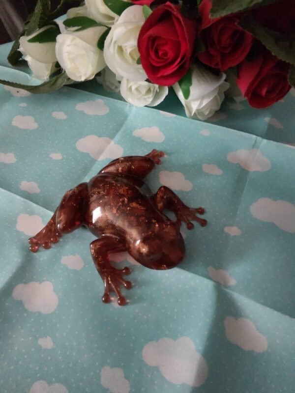Figurine artisanale en résine - Grenouille élégante marron avec feuilles d'or