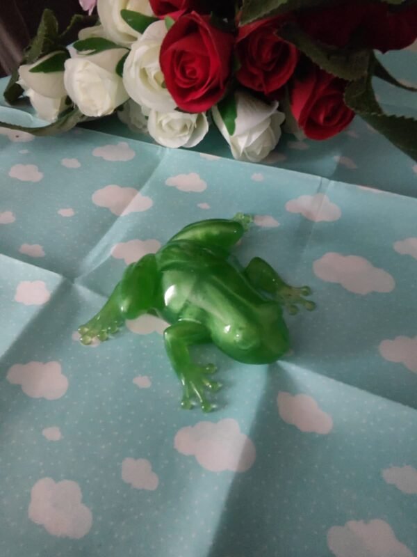 Figurine artisanale en résine - Grenouille élégante verte