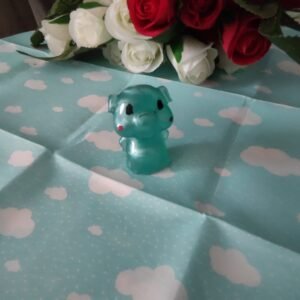 Figurine artisanale en résine - Petit cochon bleu translucide