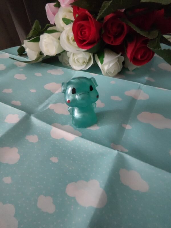 Figurine artisanale en résine - Petit cochon bleu translucide