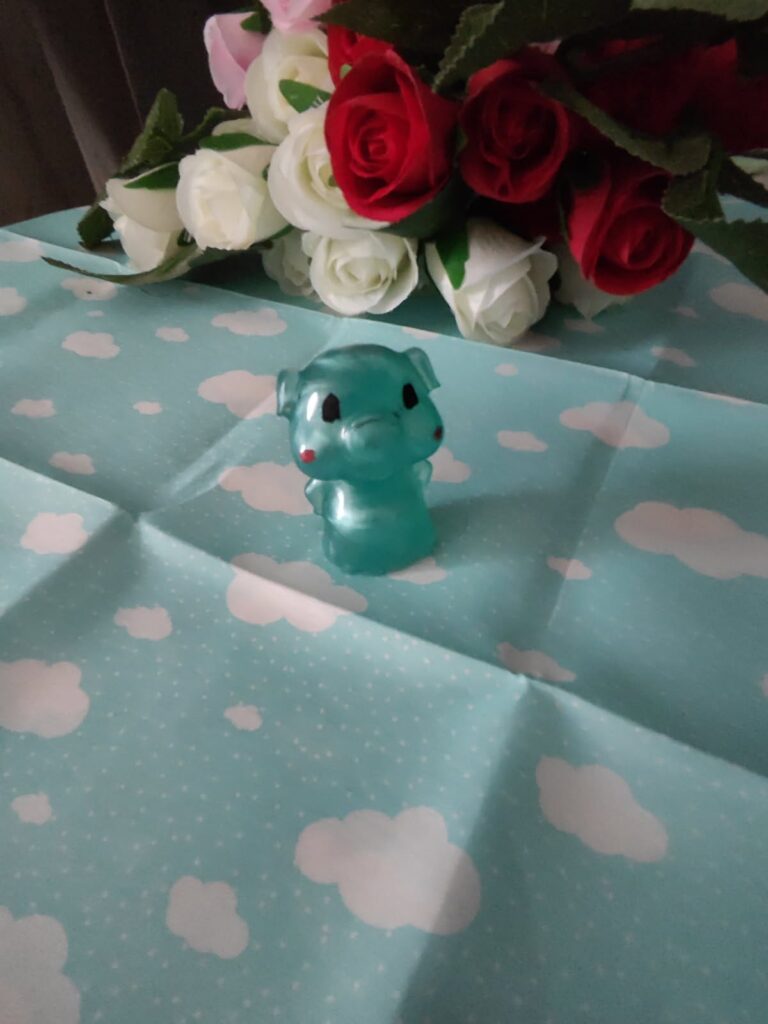 Figurine artisanale en résine - Petit cochon bleu translucide