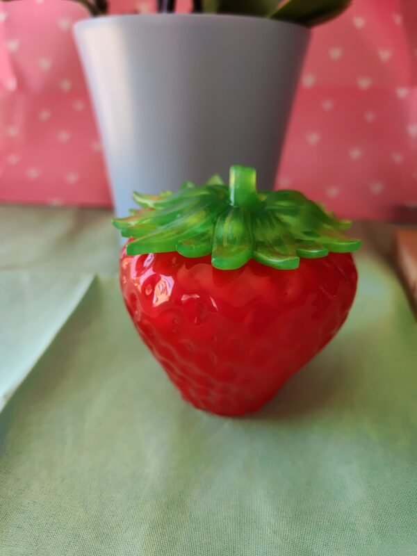 Boite en forme de fraise - Fabrication artisanale en résine