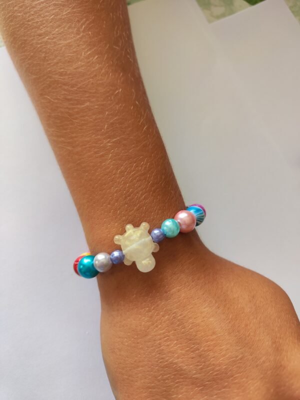 Bracelet enfant tortue- Fabrication artisanale unique en résine epoxy – Image 2