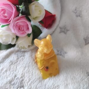 Souris protégeant son fromage - Fabrication artisanale unique en résine epoxy