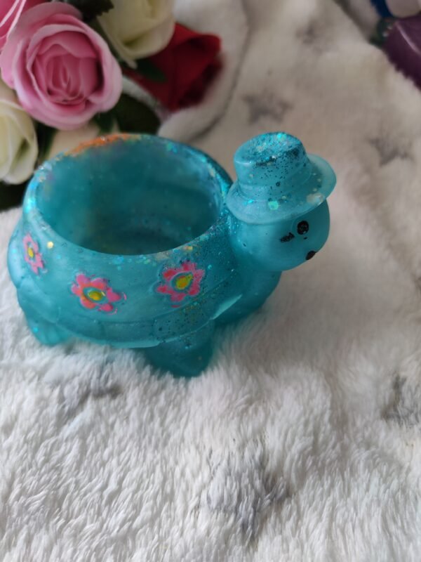 Pot tortue avec un chapeau - Fabrication artisanale unique en résine epoxy – Image 3