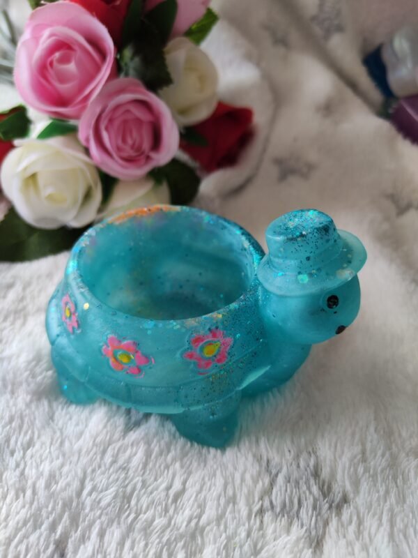 Pot tortue avec un chapeau - Fabrication artisanale unique en résine epoxy – Image 2