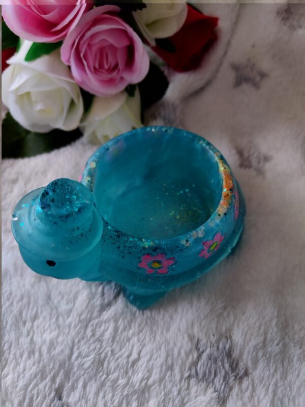 Pot tortue avec un chapeau - Fabrication artisanale unique en résine epoxy – Image 4