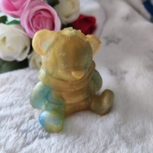 Ourson avec pull - Fabrication artisanale unique en résine epoxy
