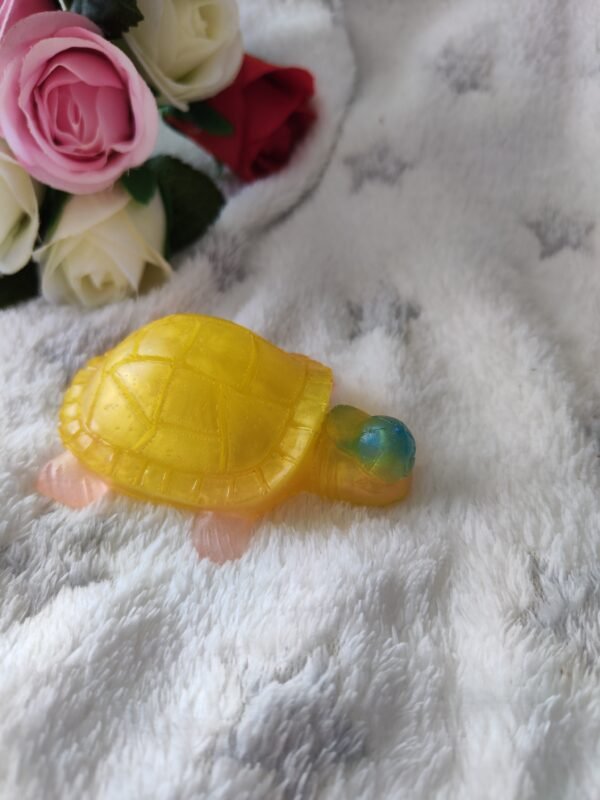 Tortue avec casquette - Fabrication artisanale unique en résine