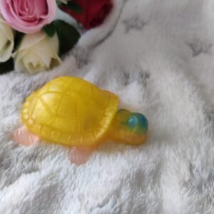 Tortue avec casquette - Fabrication artisanale unique en résine