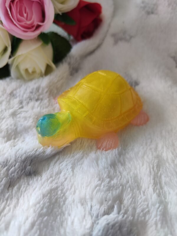 Tortue avec casquette - Fabrication artisanale unique en résine – Image 3