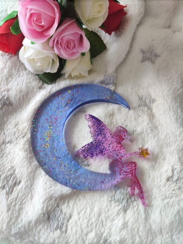 Lune avec fée - Fabrication artisanale unique en résine