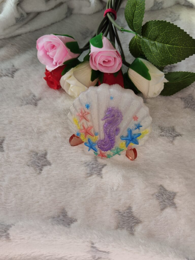 Coquille Saint Jacques décorée et son chevalet - Fabrication artisanale unique en résine epoxy