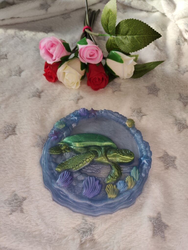 Médaillon tortue marine- Fabrication artisanale unique en résine epoxy